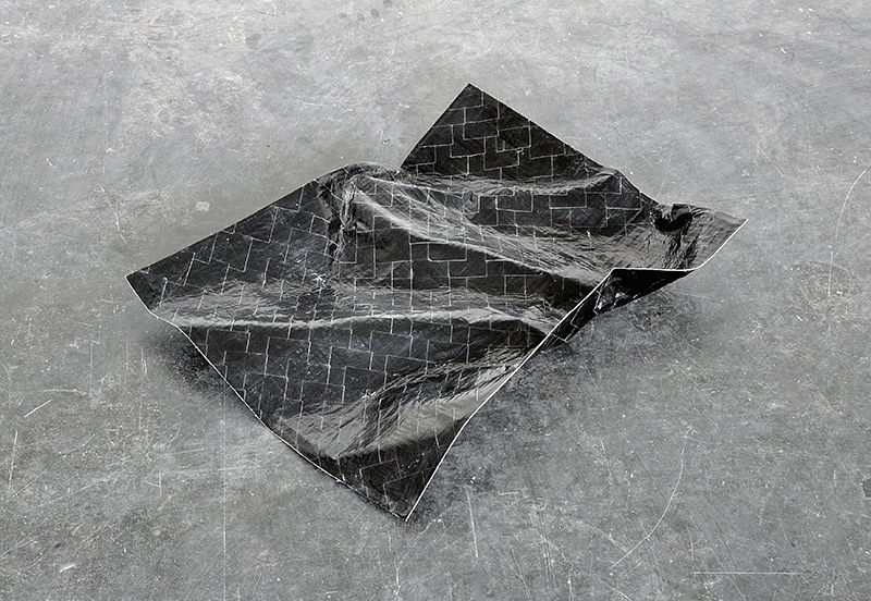 O.T. (Schwarzes am Boden liegendes Blatt 1), 2013